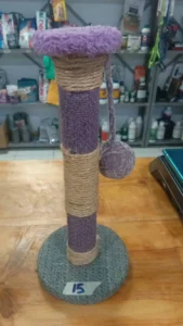 Poste rascador vertical de sisal y felpa para gatos en Agroaguacates, Guatire.