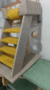 Rascador para gatos con rampa y juguete colgante en Agroaguacates, tienda agropecuaria en Guatire.