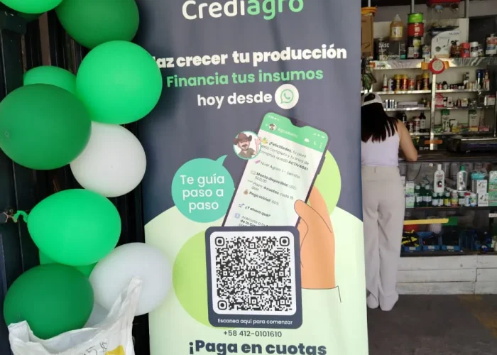 entrada de la sede principal donde se observa una pancarta de su asociación con crediagro